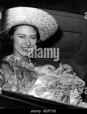 Prinzessin Margaret begibt sich mit ihrer Tochter Lady Sarah Armstrong-Jones für ihre Taufe in privaten Kapelle Buckingham Palace Stockfoto