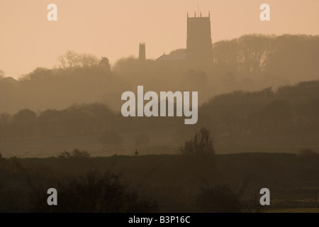 Blakeney Kirche betrachtet von Morston Quay. Stockfoto