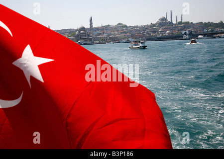 Mai 2008 - Fähre, die die Bosporus Istanbul Türkei überqueren ist Stockfoto