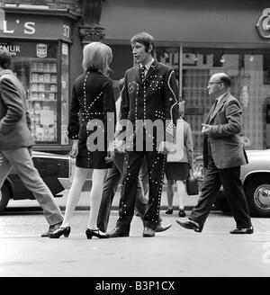 Mode Mod Carnaby Street fashion Oktober 1966 Mod in der Carnaby Street London, ein Mann und eine Frau auf der Straße sprechen Stockfoto