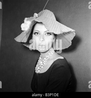 Kleidung Mode Hüte Januar 1964 A Reed Crawford rosa Tüll genäht und abgeschnittene siamesische rosa verziert mit einem rosa Modell Stockfoto