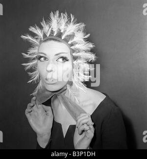 Kleidung Mode Hüte Januar 1964 A Reed Crawford Tüll Helm aus verbranntem Reiher Federn Modell Lois James Stockfoto