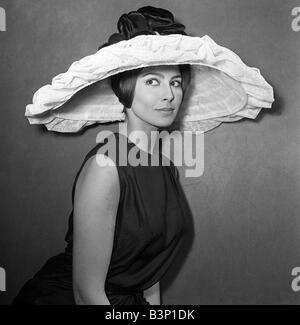 Kleidung Mode Hüte Januar 1964 Krempe riesige abgewetztes Anglais Hut mit Blütenblättern Krone von Simone Mirman Stockfoto