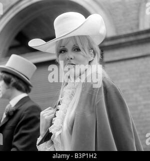 1967 Kleidung Ascot Racing Mode Ascot Mode 1960 s Jayne Harris Tochter tragen einen weißen Cowboyhut Rüschen Bluse samt Stockfoto