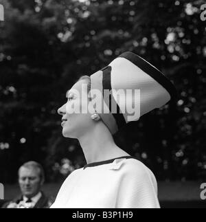 1967 Kleidung Ascot Racing Mode Ascot Mode 1960 s Frau tragen ägyptischen Stil Hut abgebildet in Ascot Stockfoto