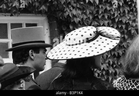 1986 Kleidung Ascot Racing Mode Ascot Moden 1980 s Frau gepunkteten Hut abgebildet in Ascot Stockfoto