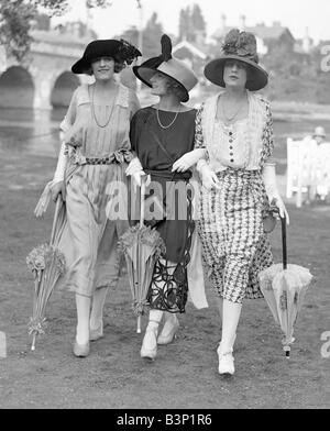 Ascot Kleidermode Juni 1921 kann Cambridge Alvira Anderson und Phyllis Sellick zeigen die Mode auf der Pferderennbahn in 1921 zu sehen Stockfoto