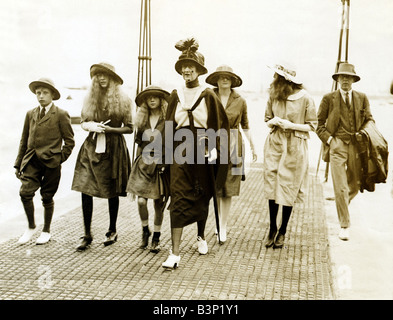 Kleidung Mode der 1920er Jahre Frau Guinness und ihre Kinder in Cowes Urlaub Daywear Baumwolle Kleider und Strohhüte August 1921 Stockfoto