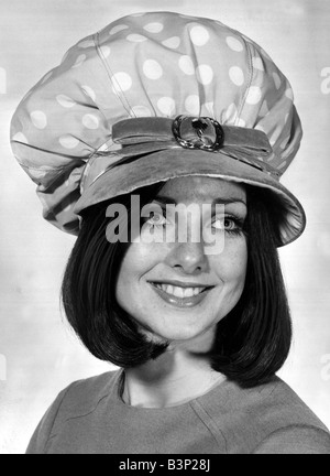 Ein Modell tragen eine Bonbon Zahnseide rosa Version unserer dandy GAP in Tupfen Baumwolle und samt mit großer vergoldeter Schnalle Dekoration randvoll Dezember 1969 Mode Frauen Frau Frauen Hut Zubehör ungewöhnlichen überdimensionalen 1960er Jahre Spiegel Tagwache 13 12 69 Peter isbell Stockfoto