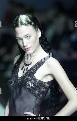 Kleidung von Maria Grachvogel 1998 nach dem Vorbild von Modell während der London Fashion Woche tragen schwarze Körperschmuck überträgt Stockfoto