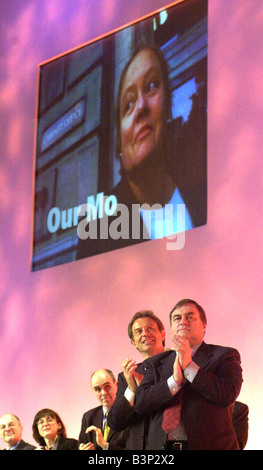 Mo Mowlam MP Beifall von Tony Blair MP und John Prescott MP, wie sie ihrer Rede beim Labour-Parteitag im September 2000 macht Stockfoto