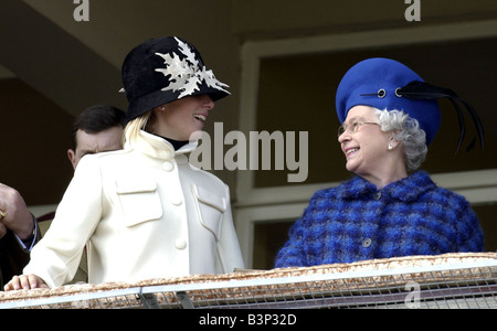 Cheltenham Festival März 2003 Zara Phillips und der Königin auf Balkon in Cheltenham wie sie beobachten den Gold Cup Zara 21 ihr markantes Blatt Design Hut und weißen Kittel im Frühling, die Sonne mit der Königin in der royal Box, steht wie sie die Aktion in Cheltenham es folgten war die Queen s erster Besuch zum Festival nach 53 Jahren Zara war dort zu ihrem Freund Jockey beobachten Richard Johnson fahren Behrajan in Gold Cup Hüte blau Stockfoto