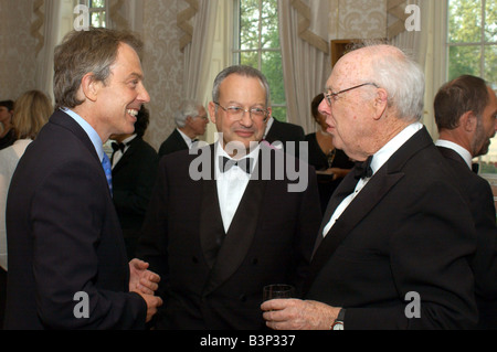 Entdeckung der Struktur von DNA 50. Jahrestag April 2003 Premierminister Tony Blair trifft Nobelpreisträger Dr. James Watson, beschrieb der DNA-Doppelhelix anlässlich eines Empfangs in Nummer 10 Downing Street auch in Bild Mitte ist Lord Sainsbury Stockfoto