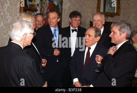 Entdeckung der Struktur von DNA 50. Jahrestag April 2003 Premierminister Tony Blair trifft Nobelpreisträger Dr. James Watson, der DNA-Doppelhelix anlässlich eines Empfangs in Nummer 10 Downing Street links zu rechts Sir Aaron Klug Proffessor Ray Gosling Lord Sainsbury Tony Blair Dr. Sydney Brenner Dr. James Watson Sir Paul Nurse beschrieben, Stockfoto