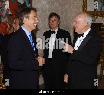 Entdeckung der Struktur von DNA 50. Jahrestag April 2003 Premierminister Tony Blair trifft Nobelpreisträger Dr. James Watson, der DNA-Doppelhelix anlässlich eines Empfangs in der Nummer 10 Downing Street beschrieb, Stockfoto