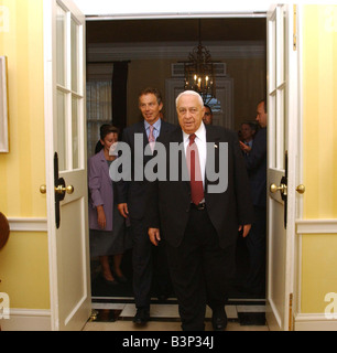 Israelische Regierungschef Ariel Scharon an Nr. 10 von britischen PM Tony Blair Sharon gefolgt ist in London, Israel und den Nahost-Friedensprozess zu diskutieren Stockfoto