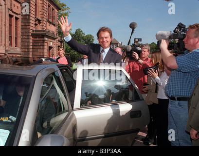 Tony Blair MP Labour Party Leader kommt in der Hamilton-Schule in Schottland für die Schülerinnen und Schüler Fragestunde der 1990er Jahre Stockfoto