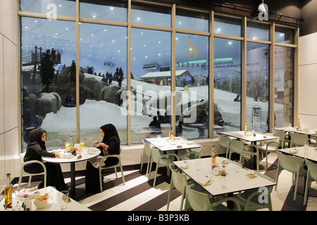 Restaurant der indoor-Skihalle in der Mall of the Emirates Dubai Stockfoto