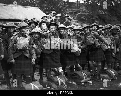 WW2 britische schottischen Soldaten tragen Armee Tuniken und Kilts mit ihrem Set vorbereiten für Frankreich während des 2. Weltkrieges verlassen Stockfoto