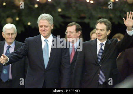 US-Präsident Bill Clinton besuchen Nordirland Dez 2000 Nordirland s stellvertretende erste Minister Seamus Mallon erste Minister David Trimble Bill Clinton und Premierminister Tony Blair in der Odyssey Arena in Belfast Stockfoto