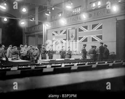 WW2 Belsen Trial 1945 Gerichtssaal Szene das Lager Kommandant Josef Kramer und SS-Angehörige in Belsen stationiert wurden vor Gericht von den Alliierten gestellt für zwei Ladungen von Kriegsverbrechen im Detail Sie in der Papier-Datei Irma Grese finden war ein SS-Offizier im Lager und sie stellte vor Gericht getrennt weil sie angeblich besonders brutal gegen die Gefangenen gewesen zu sein, trug sie immer eine Pistole und eine Peitsche mit ihr und ein Häftling erzählt, wie zwei Mädchen, die gerade ausgewählt worden waren, vergast werden versucht zu entkommen, Verschleißringen fing sie und dann erschossen sie kaltblütig würde sie Gefangene schlagen Stockfoto