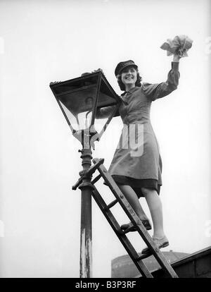 Frau Eisenbahn Porter Reinigung eine Lampe 1941 Frauen dabei Mens Arbeitsplätze während der Kriegsjahre Frauen im Krieg WW2 Stockfoto