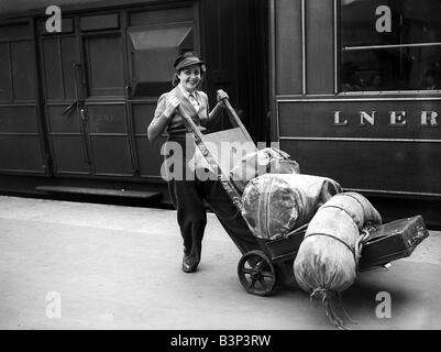 Frau Eisenbahn Porter 1941 Frauen dabei Mens Arbeitsplätze während der Kriegsjahre Frauen im Krieg WW2 Stockfoto