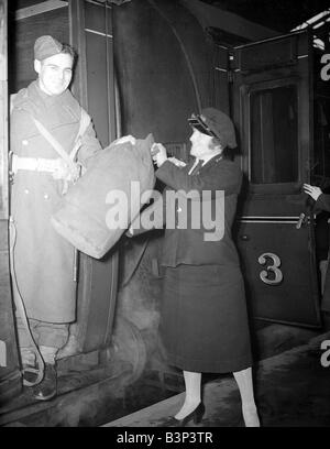 Frau Eisenbahn Porter während dem 2. Weltkrieg 1941 Frauen dabei Mens Arbeitsplätze während des Krieges Stockfoto