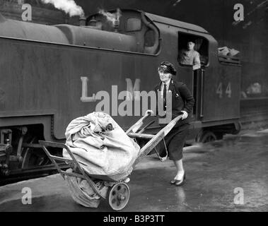 Frau Eisenbahn Porter während dem 2. Weltkrieg 1941 Frauen dabei Mens Arbeitsplätze während des Krieges Stockfoto