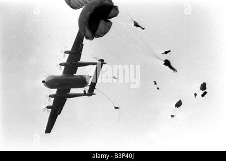 Erdbewegungsmaschinen Drop Probe April 1967 Regiment in Aldershot Kaserne durchlaufen eine Praxis-Bewegung mit der Armstrong Whitworth Argosy Transport Flugzeug britischen Truppen Armee die Paras der Red Devils Stockfoto