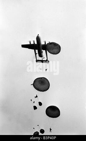 Schwere Ausrüstung fallen Probe April 1967 Armstrong Whitworth Argosy Transportflugzeuge demonstrieren die schnelle Bewegung der Männer und Ausrüstung für einen Hubschrauber Angriff von zwei Unternehmen der 3 Bataillon Fallschirmjäger-Regiment Seen hier in der Nähe von Aldershot während der Proben für eine Demonstration der Verwendung von Luftlandetruppen für die Queen und Prinz Philip britische Truppen Armee die Paras The Red Devils Fallschirmjäger springen aus dem Flugzeug zu tragen Stockfoto