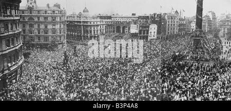 WW2 London Sieg März Massen am Trafalgar Square versammeln, um das Ende des Krieges Nelsons Säule zu feiern Stockfoto