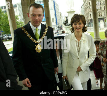 Cherie Blair besuchen, der Belfast City Hall Juni 2003 begrüßte der Oberbürgermeister Martin Morgan Stockfoto