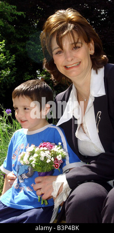 Cherie Blair Besuch in Belfast Juni 2003 Cherie Booth Präsident von Barnardo s mit Jordan Johnston 3 während ihres Besuchs in Barnardo s Zentrum in Windsor Avenue Belfast Stockfoto