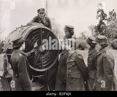 WWII Weltkrieg zwei britische Armee Frauen die erste von sechs ATS Mädchen, die ausgewählt wurden, um als Großbritannien s erste ass Frauen trainieren mit der Suchscheinwerfer Mai 1942 Stockfoto