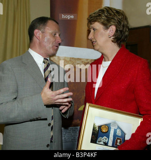 Irische Präsidentin Mary McAleese Visit in Belfast September 2003 Bild der Hoffnung als irische Präsidentin Mary McAleese Hasi, Rev Dr Stockfoto