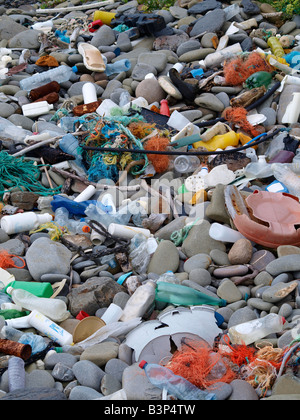 Müll angespült auf einem Kieselstrand, North Cornwall, UK Stockfoto