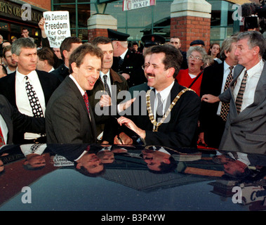 Premierminister Tony Blair Besuch in Nordirland Okt 1997 Lächeln von Blair und Belfast Lord Mayor Alban Maginness als er Connswater Shopping Centre East Belfast verließ Stockfoto