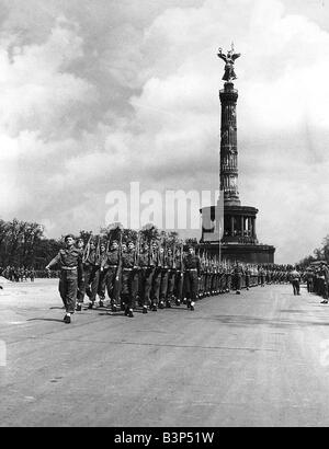 Britische Truppen nahmen offiziell übernehmen ihre Besatzungszone in Berlin Männer der 7. Panzerdivision in salute Stockfoto