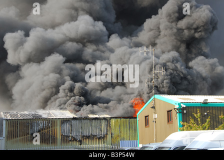 Feuer in Fabrik-Einheit Basildon, Essex Stockfoto