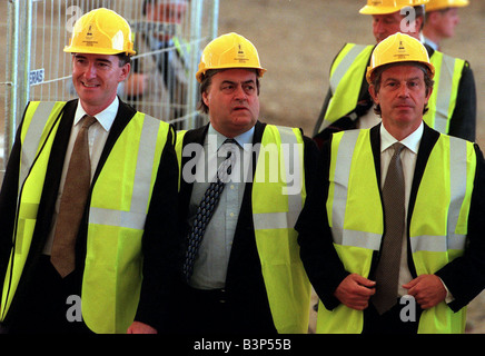 Tony Blair Peter Mandelson und John Prescott besuchen das Richtfest Cermoney im Millennium Dome heute legte der Gedenktafel auf dem Dach des Millennium Dome in Greenwich London heute Montag folgenden Richtfest vom Premierminister besuchte Vormittag anlässlich der Fertigstellung des höchsten Punktes der umstrittene Struktur 1998 Stockfoto