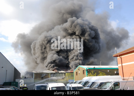 Feuer in Fabrik-Einheit Basildon, Essex Stockfoto