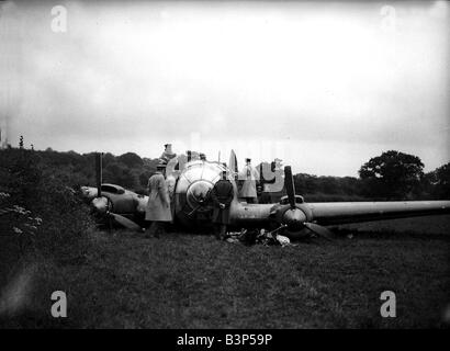 RAF inspizieren Heinkel 111 Absturz Stockfoto