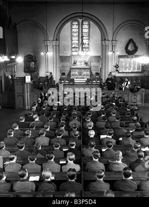 Deutsche Kriegsgefangene in der Allerheiligen-Kirche Bury Lancashire Mai 1946 zwei kleinen Kindern in den Fluss und einen italienischen Gefangenen fiel war bei einer kleinen Gruppe von Männern, die in getaucht, um sie zu retten, die Kinder wurden gespeichert, aber leider der Gefangenen selbst in Schwierigkeiten geraten obwohl einige hs Kameraden versucht, ihn zu retten, die, den er ertrank, seine Tapferkeit Hommagen an seinem Haus in Italien er später gesendet anerkannt wurde erhielt eine posthume Royal Humane Society Award Nach dem Krieg wurden die deutschen Gefangenen für Arbeitsrecht Arbeit auf gehalten aber nach einer Weile versucht wurde zu den lokalen integrieren Stockfoto