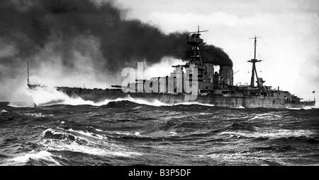 WW2 II deutsche Schlachtschiff Bismarck sinkt der Royal Navy s größte Kriegsschiff HMS Hood aus Grönland mit dem Verlust von mehr als 1 400 Leben das Boot explodiert, wenn eine deutsche Shell Kapuze s Munition laden trifft HMS Hood HMS Hood einfach war der Stolz der britischen Marine jedoch am 24. Mai 1941 traf sie ein tragisches Ende in den Händen das deutsche Schlachtschiff Bismarck die Schlacht zwischen Norwegen und Island im Nordatlantik fand 1418 Leben waren verloren an Bord HMS Hood wenn eine Schale von der Bismrack betroffen die Haube s Munition Zeitschrift von innen nach außen aus Rache dafür das große Schiff explodierte Stockfoto