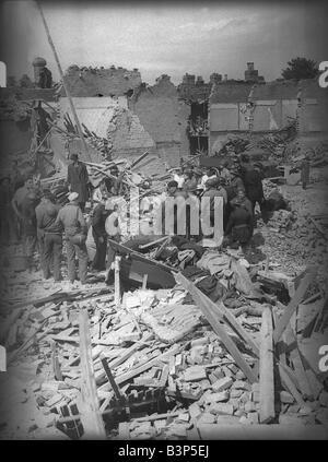 Bombenschäden nach Luftangriff Schäden Deptford WW2 Wächter und der lokalen Bevölkerung nach Überlebenden unter dem Schutt und Trümmer links durch einen Luftangriff Bomben zu suchen Stockfoto