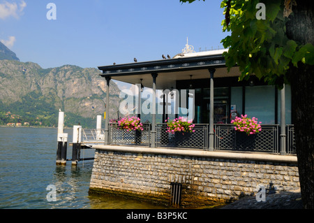 Blick auf den Comer See am Bellagio Ferry Terminal in Norditalien Lombardei Stockfoto