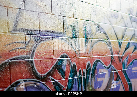 Bunte Graffiti auf eine Mauer, die dadurch einen großen Hintergrund oder Hintergrund lackiert Stockfoto