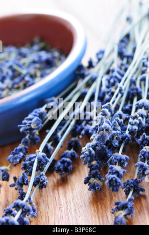 Jede Menge getrockneter Lavendel Kräuter und Lavendelblüten in eine Schüssel geben Stockfoto