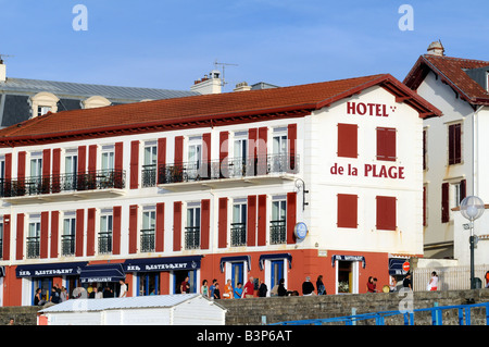 Fassade eines typischen baskischen Hauses. Foto in St Jean de Luz, einer kleinen Stadt in den Pays Basque, Südwest-Frankreich Stockfoto